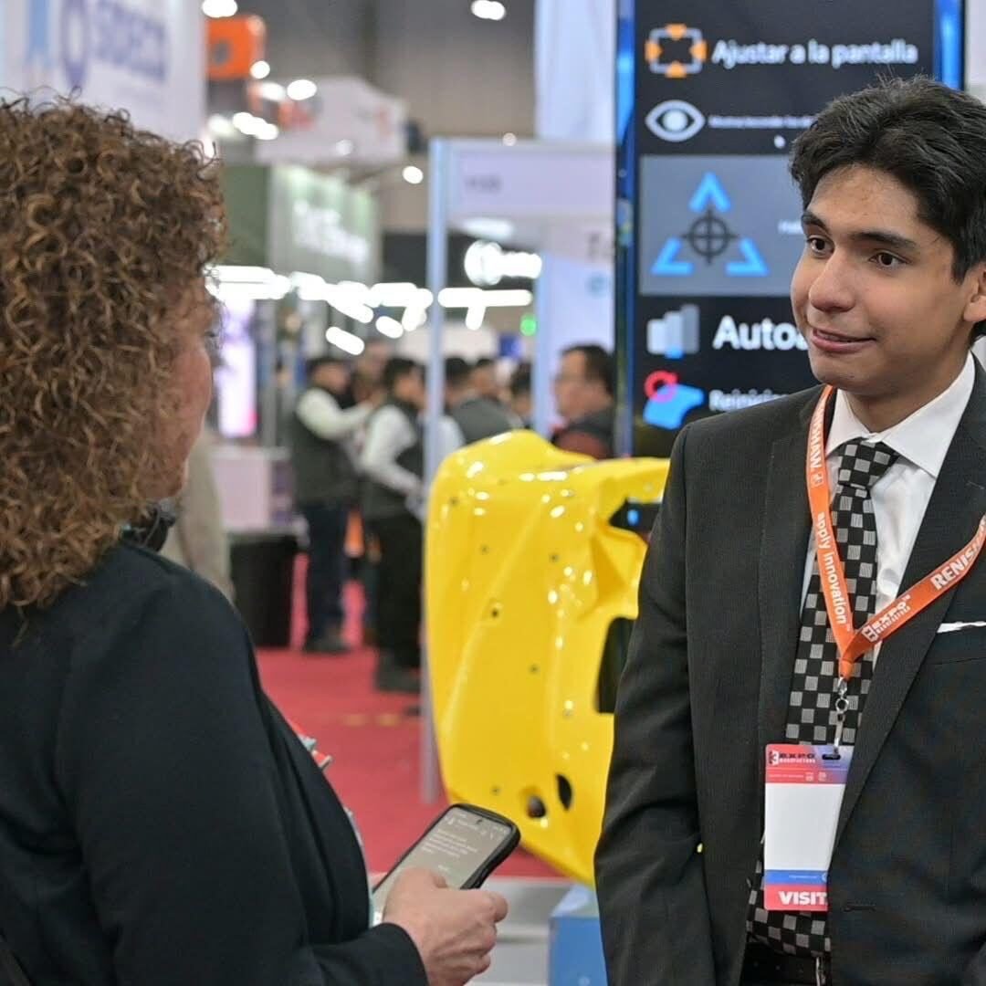 Conversación con visitante en stand